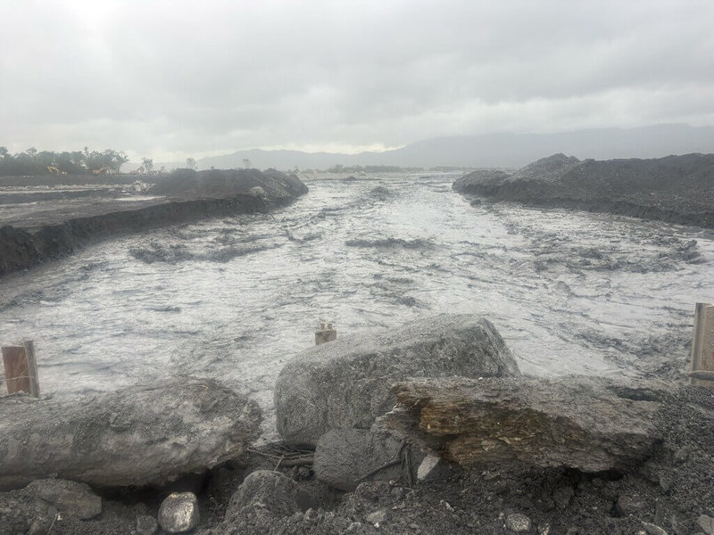 馬太鞍溪上游山區18日凌晨開始下雨，造成下游馬太鞍溪河川清晨水位暴漲，影響便道搶修進度。（公路局提供）中央社記者李先鳳傳真　114年11月18日