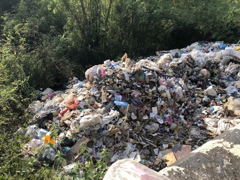 高雄月世界風景區遭棄置大量廢棄物，台南市政府環保局查出善化區某清除業者涉嫌重大，已將相關資料移送橋頭地檢署。（台南市政府提供）中央社記者張榮祥台南傳真  114年11月18日