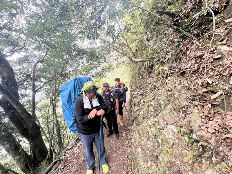 內政部警政署保安警察第七總隊刑事警察大隊大隊長張益誠攀登秀姑巒山，18日上午疑因身體不適折返回山屋，被山友發現倒臥路旁且已無生命跡象，南投縣消防局派遣地面部隊馳援。（南投縣消防局提供）中央社記者鄭維真傳真　114年11月18日