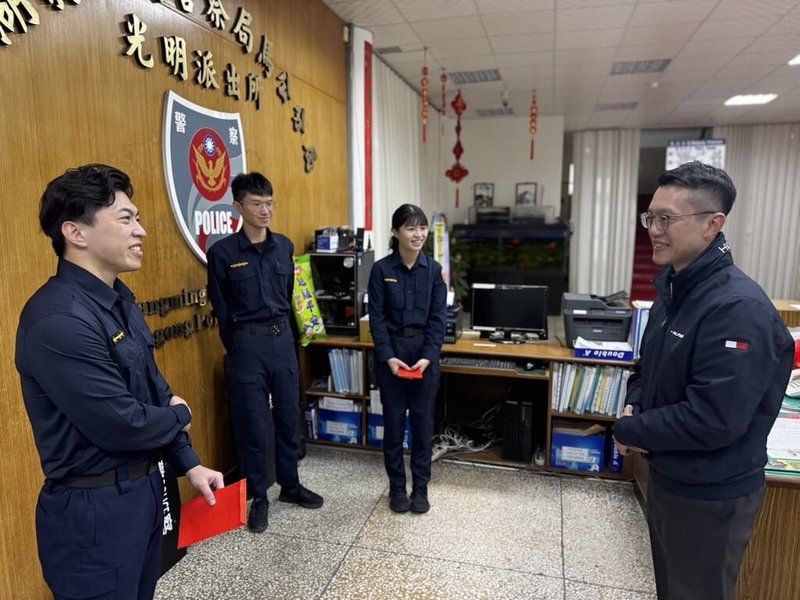 詐騙案件時有所聞,澎湖馬公分局日前適時攔阻一起利用「假投資」詐騙手法,為民眾保住了200萬元現金,馬公分局長林彥濬(右)18日表揚陳文宗等員警,給予高度肯定。(馬公分局提供)中央社 114年11月18日