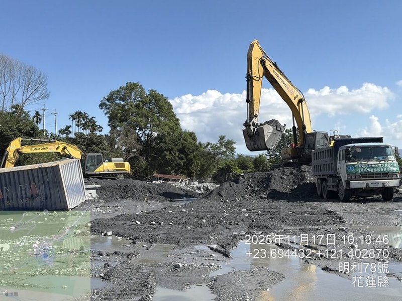 颱風鳳凰襲台期間致花蓮馬太鞍溪堰塞湖溢流，洪水泥流溢淹萬榮明利村及鳳林長橋里，縣府全力搶通清理，各項復原工作加速進行，災情嚴重的明利部落聚會所周邊，預計11月20日完成清淤。（花蓮縣政府提供）中央社記者李先鳳傳真　114年11月18日