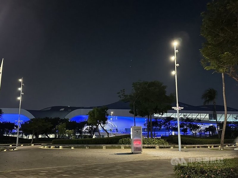 韓國女團TWICE將於22、23日在高雄國家體育場開唱,高雄多處景點亮起藍色燈光應援,圖為衛武營國家藝術文化中心點上藍光。中央社記者林巧璉攝 114年11月18日