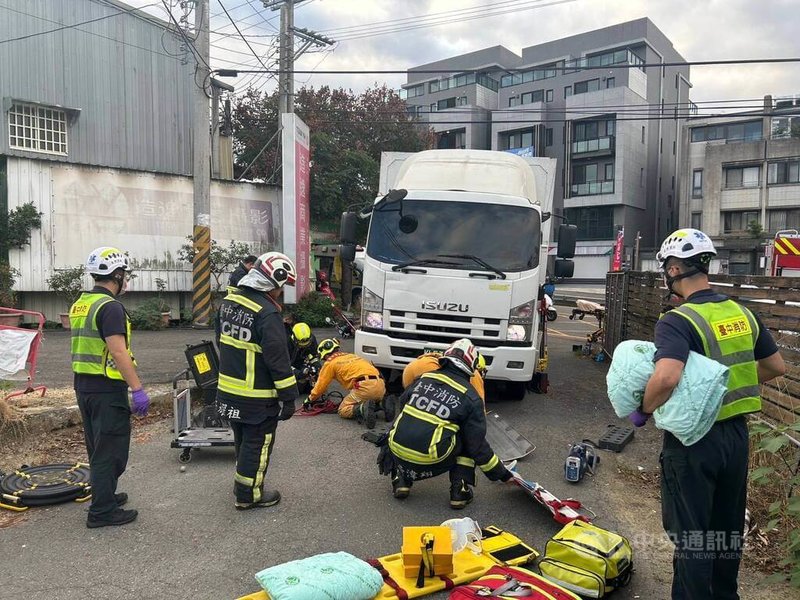 台中清潔隊古姓女隊員18日上午與羅女共乘機車上班途中，與梁男駕駛的貨車發生碰撞，2人受困車底，經警消協助脫困，古女死亡、羅女受傷送醫。（翻攝照片）中央社記者蘇木春傳真　114年11月18日