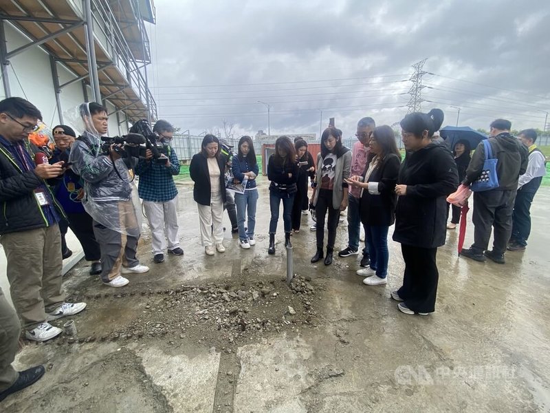 台北市議會18日市政考察北士科T17、T18基地，台北市議員許淑華（前右4，灰衣者）表示，新光人壽再提新解約條件的要求不合理、也不成立，呼籲新壽儘速於本週解約，符合人民和國家的期待。中央社記者黃麗芸攝　114年11月18日