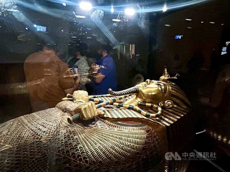 圖坦卡門陵墓陪葬珍寶文物是大埃及博物館遊覽焦點，超過5000件陪葬品完整展出，包括擁有豐唇、眼神和臉部表情雕鑿精細的圖坦卡門人形黃金棺槨。棺槨共8層，包括外棺4層、石棺1層、人形金棺3層。中央社記者施婉清開羅攝　114年11月18日