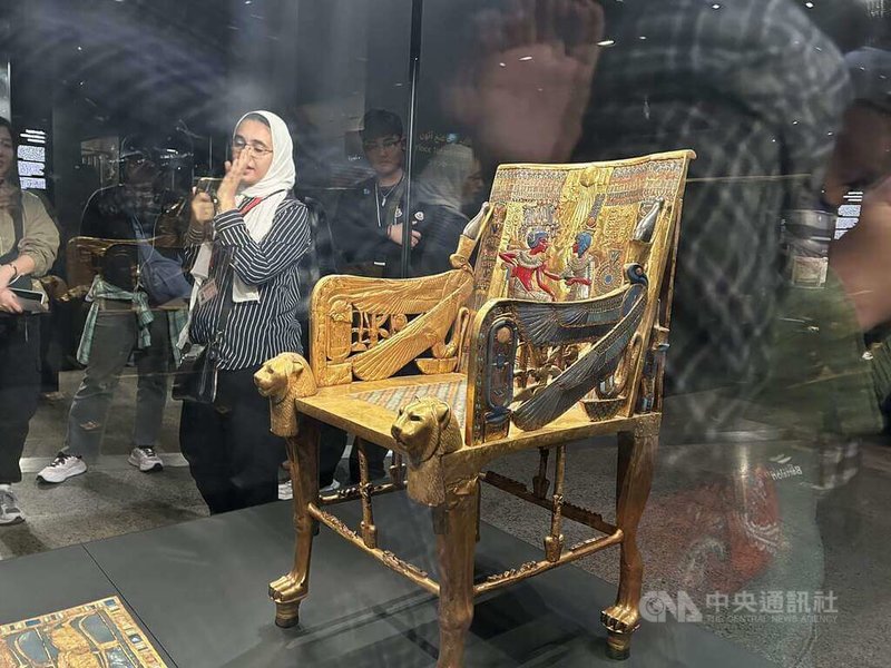 圖坦卡門黃金寶座椅背面上的法老與王后浮雕設計構圖，可看出古埃及人對伴侶親密關係的深層藝術隱喻。中央社記者施婉清開羅攝　114年11月18日