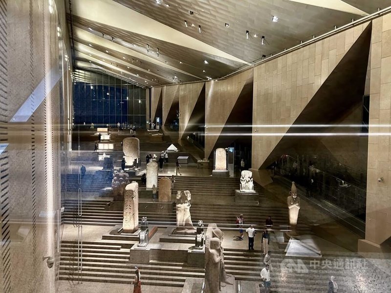 大埃及博物館主殿廳內的大階梯，放置各法老時期的棺木，象徵來生和永生。從大階梯區步行至頂端，兩邊分別是展覽10萬件古埃及文物的主展廳，和陳列5000多件法老陪葬珍寶的圖坦卡門展廳。中央社記者施婉清開羅攝　114年11月18日