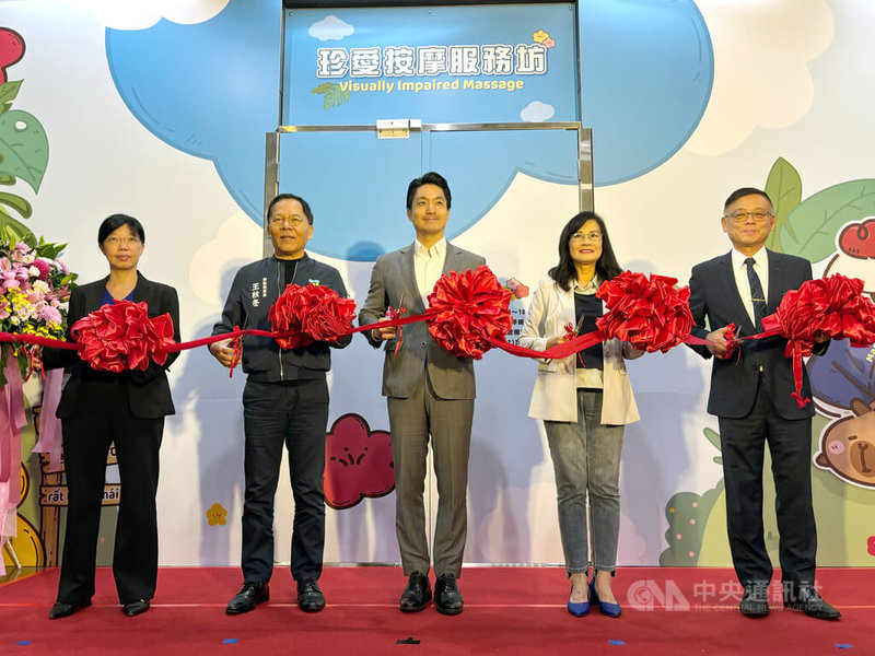 台北市勞動局18日舉辦珍愛按摩服務坊開幕活動，市長蔣萬安（中）表示，此次搬遷及重新裝潢不只是硬體升級，更是市府推動視障者就業、營造友善城市的重要象徵。中央社記者陳昱婷攝　114年11月18日