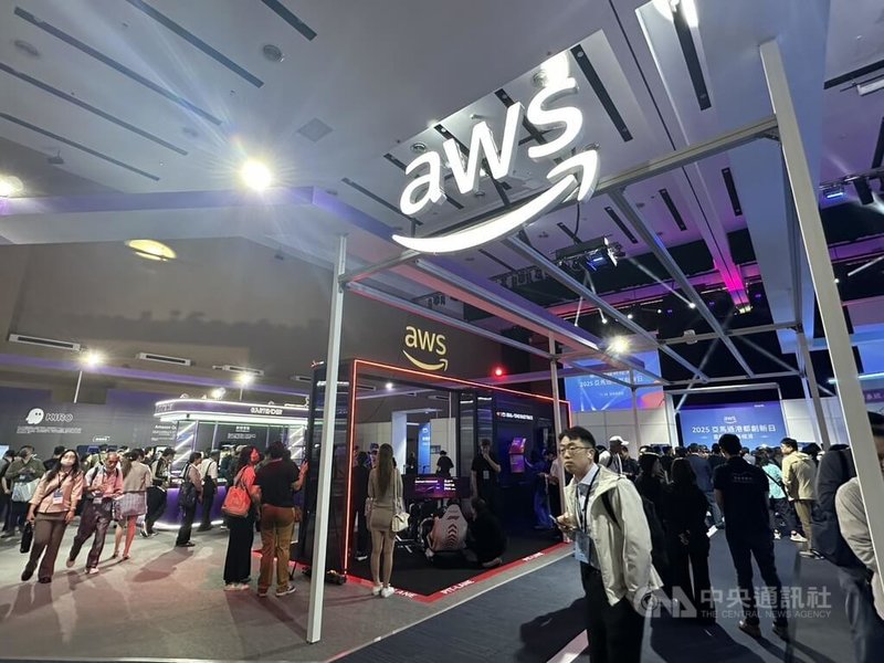 亞馬遜雲端服務（AWS）18日在高雄展覽館舉辦「亞馬遜港都創新日」，展示橫跨地方傳產、娛樂服務、餐飲零售、AI新創等百工百業智慧升級所帶來的產業動能。中央社記者林巧璉攝　114年11月18日