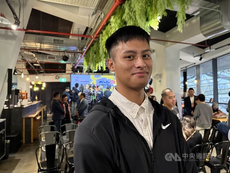 旅美西雅圖水手隊投手沈家羲（圖）18日出席關懷盃記者會，分享部落小朋友看到他在國外打拚也跟著打球，希望帶他們「走出那片大山」。中央社記者謝靜雯攝 114年11月18日