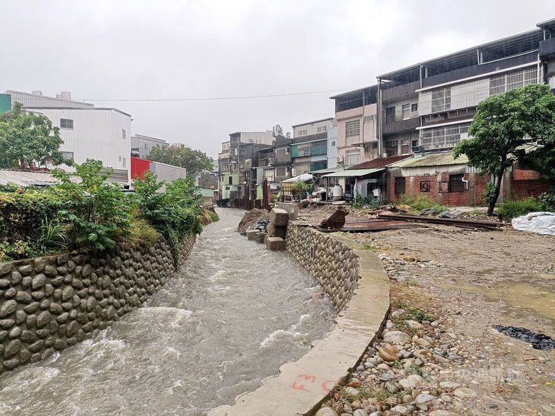 新北市政府水利局18日表示，東門溪排水改善暨鳳鳴滯洪池工程進度已突破77%，預計民國115年2月底完工，可解決鶯歌地區及桃園龜山下游工業區長年積淹水問題。（新北市府水利局）中央社記者黃旭昇新北市傳真　114年11月18日