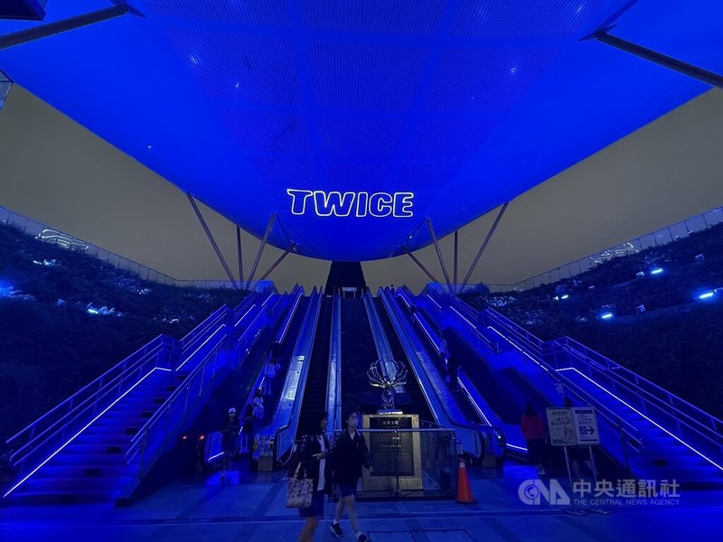 韓國女團TWICE將於22、23日在高雄國家體育場開唱，高雄市府也與主辦單位攜手推出城市級應援，18日晚間在中央公園捷運站1號出口上演雷射字體與巡迴視覺藍燈光秀。中央社記者董俊志攝　114年11月18日