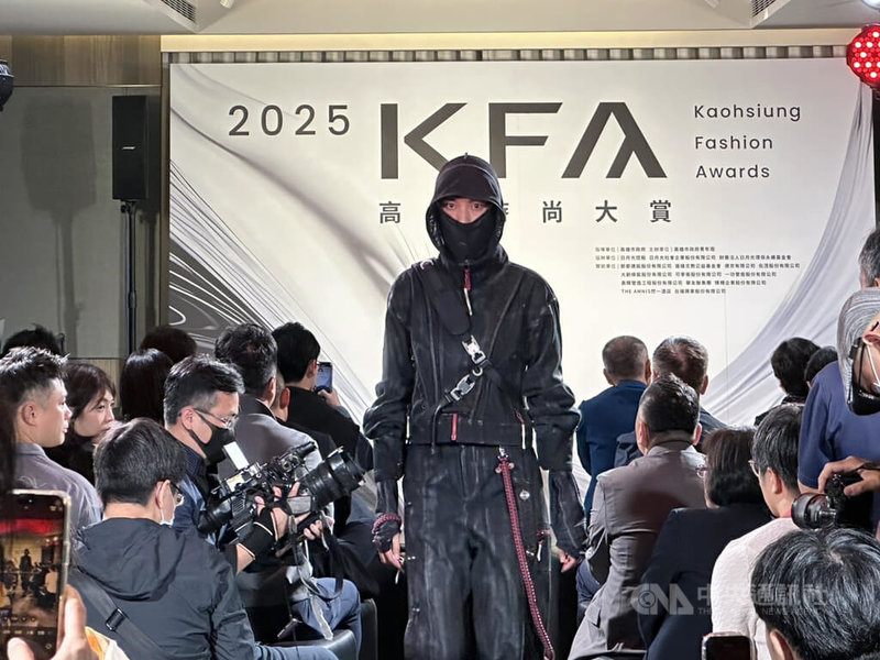 高雄市青年局18日舉辦「高雄時尚大賞」入圍作品發表暨交流茶會，搶先曝光8組入圍作品；今年徵件作品突破百件，總獎金達新台幣135萬元。中央社記者林巧璉攝　114年11月18日