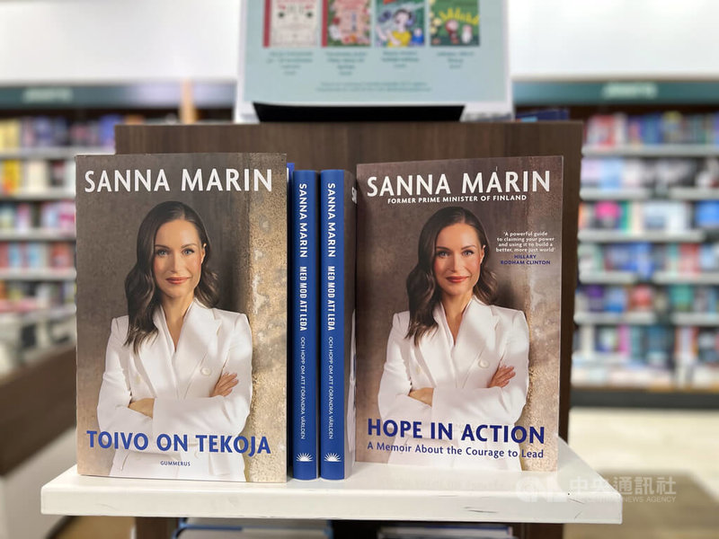 芬蘭前總理馬林新出版回憶錄「希望付諸行動」，英文、芬蘭文和瑞典語版在赫爾辛基Academic Bookstore陳列。中央社記者巫祈麟赫爾辛基攝　114年11月18日