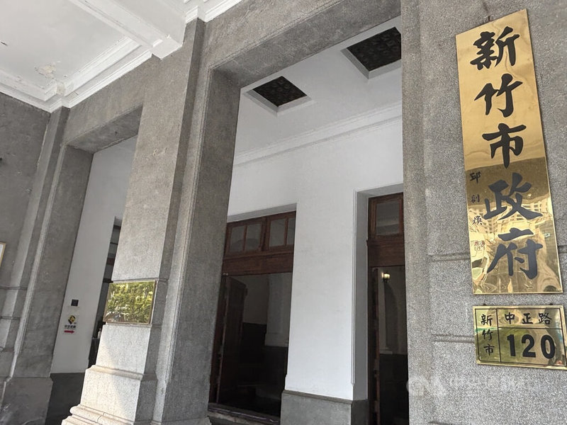 國民黨新竹市議員吳旭豐18日質詢說，新竹市政府辦公大樓受限是為古蹟無法擴建，目前市府局處分散各地導致民眾洽公不便；新竹市代理市長邱臣遠說，將重新檢討。中央社記者郭宣彣攝　114年11月18日