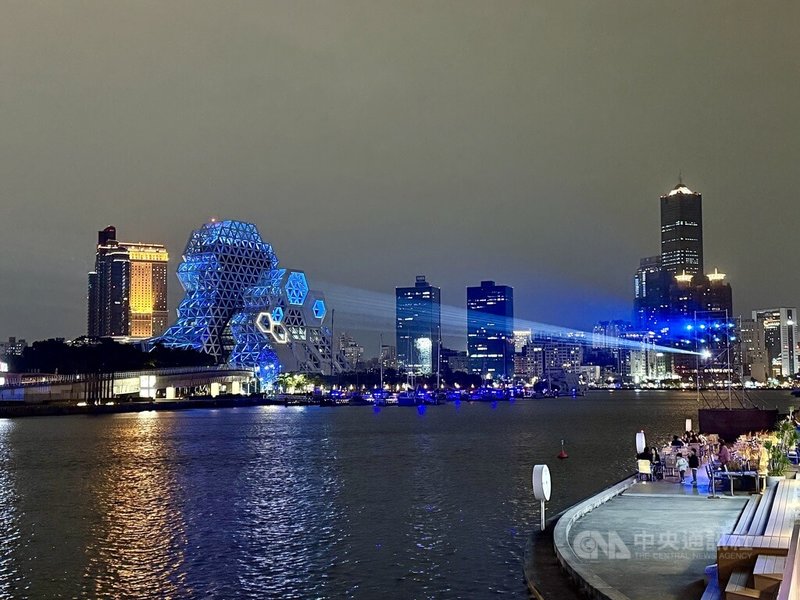 韓國女團TWICE即將在高雄國家體育場（世運主場館）開唱，高雄流行音樂中心18日晚間亮起藍色應援光，歡慶TWICE到來。中央社記者董俊志攝　114年11月18日