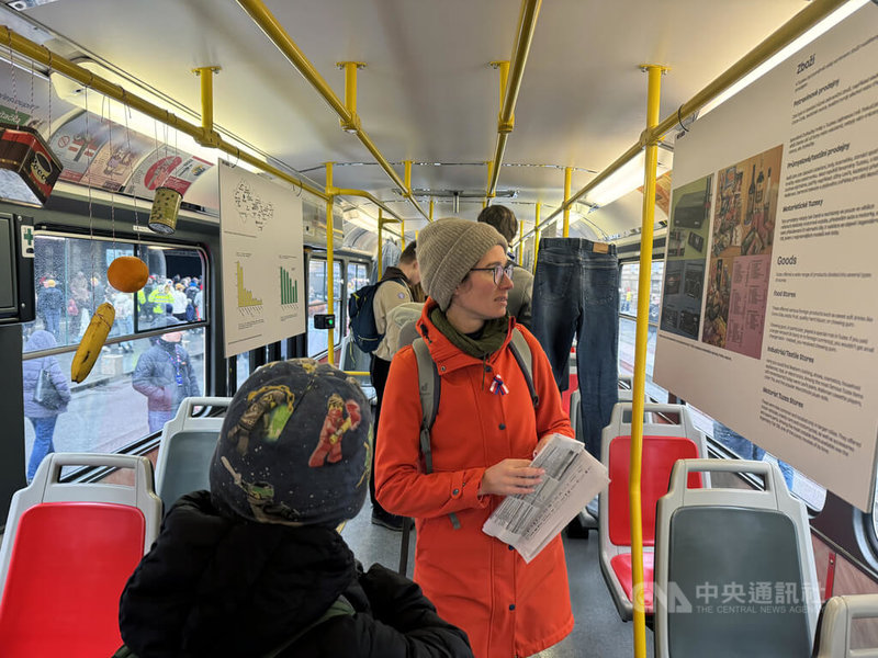 捷克首都布拉格17日舉行一系列講座、展覽與音樂活動,追思1989年推翻共產政權的「絲絨革命」(Velvet Revolution),並悼念1939年納粹占領時期遭受迫害的學生。編號89、17、11的電車化身為展覽空間,介紹捷克斯洛伐克共產時期的艱困生活。中央社記者劉郁葶布拉格攝 114年11月18日