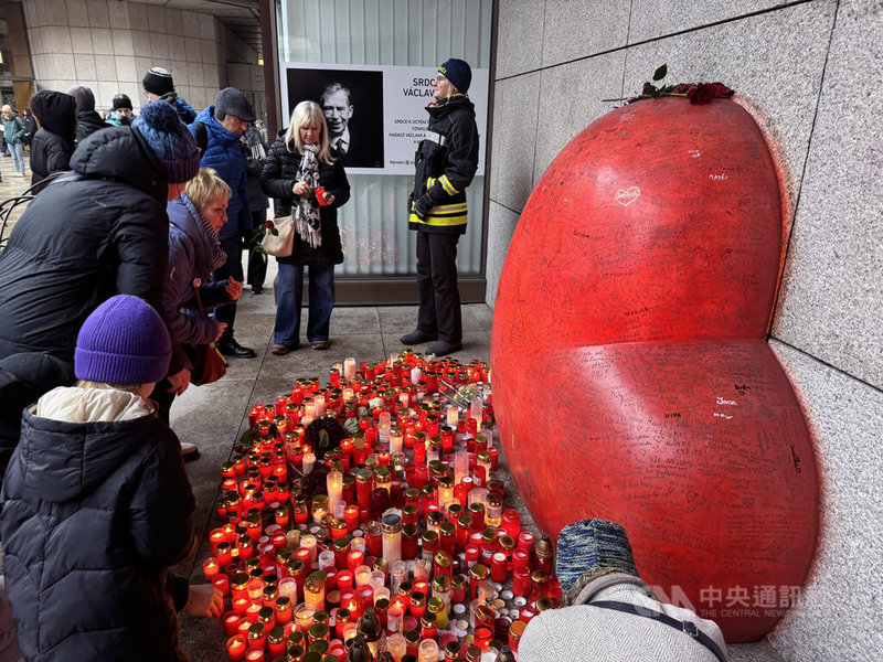 捷克首都布拉格17日舉行一系列講座、展覽與音樂活動,追思1989年推翻共產政權的「絲絨革命」(Velvet Revolution),並悼念1939年納粹占領時期遭受迫害的學生。捷克前總統哈維爾(Václav Havel)心型紀念碑前擺滿蠟燭。中央社記者劉郁葶布拉格攝 114年11月18日