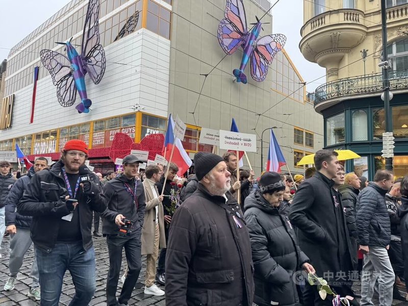 捷克首都布拉格17日舉行一系列講座、展覽與音樂活動,追思1989年推翻共產政權的「絲絨革命」(Velvet Revolution),並悼念1939年納粹占領時期遭受迫害的學生。超過10萬名民眾響應參與,慶祝得來不易的自由與民主。中央社記者劉郁葶布拉格攝 114年11月18日