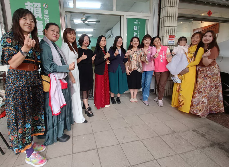 民進黨南投縣黨部18日成立新住民諮詢站，縣黨部主委陳玉鈴（右5）、立法委員羅美玲（右6）、民進黨新住民事務部主任張瑜庭（左6）等人共同揭牌。（民進黨南投縣黨部提供）中央社記者鄭維真傳真 114年11月18日