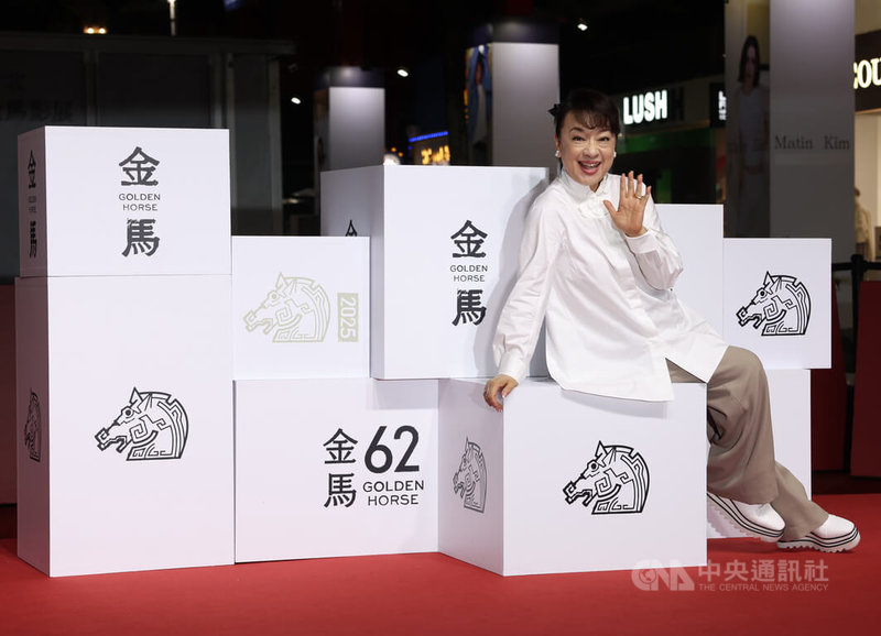 電影「陽光女子合唱團」在金馬影展首映，演員翁倩玉（圖）18日晚間到台北信義威秀中庭出席活動，於鏡頭前開心留影。中央社記者趙世勳攝　114年11月18日