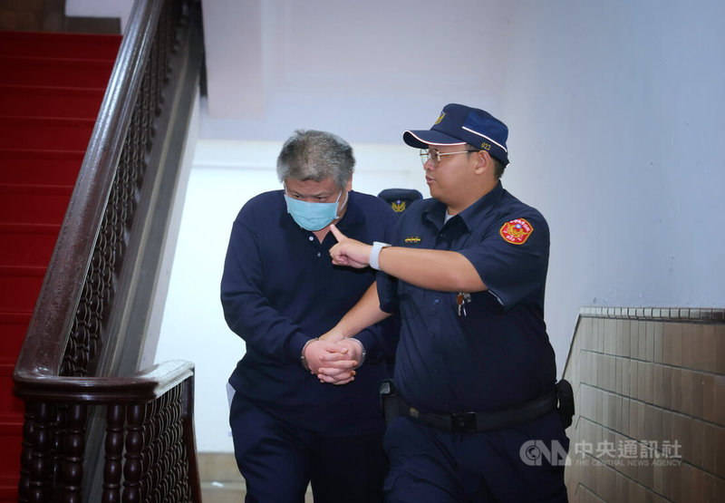 退役軍人譚俊明（左）涉共諜案，18日遭起訴並移審，台灣高等法院晚間開接押庭訊問；法官將聽取檢、辯及被告意見後，決定是否羈押。中央社記者王飛華攝　114年11月18日