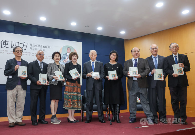 「巡使四方:外交與歷史的擺渡人─外交官沈呂巡」新書發表會18日在台北舉辦,聯合報執行董事項國寧(左起)、聯經出版發行人林載爵、已故前駐美代表沈呂巡夫人李秋萍、沈呂巡胞妹沈冬、前監察院長錢復、本書共同作者謝幸吟、前外交部長胡志強、李大維、林永樂出席合影留念。中央社記者裴禛攝 114年11月18日