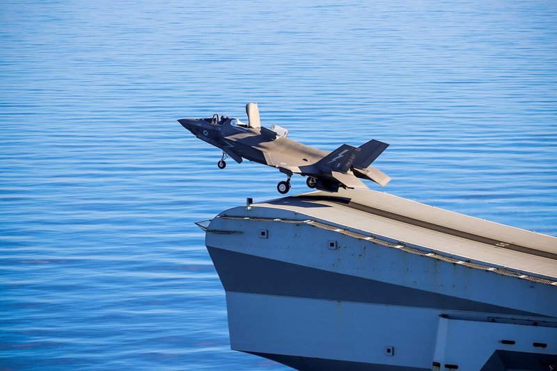 英國最先進航空母艦「威爾斯親王號」打擊群在地中海與北大西洋公約組織盟友演訓，「威爾斯親王號」首次同時搭載24架第5代匿蹤戰機F-35B戰機，數量創歐洲航艦紀錄。（英國國防部提供）中央社記者陳韻聿倫敦傳真　114年11月18日