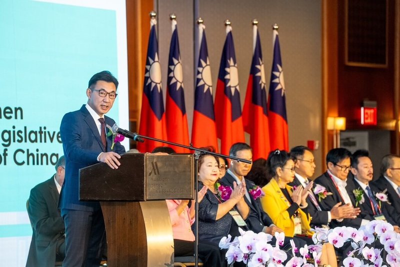 立法院副院長江啟臣（站立者）率跨黨派立委訪問團訪美。他出席北美洲台灣商會聯合總會理監事會議開幕式致詞說，支持台商永遠是立法院最大共識，是台商在海外發展的最強後盾。（立法院提供）中央社記者蘇龍麒傳真　114年11月18日