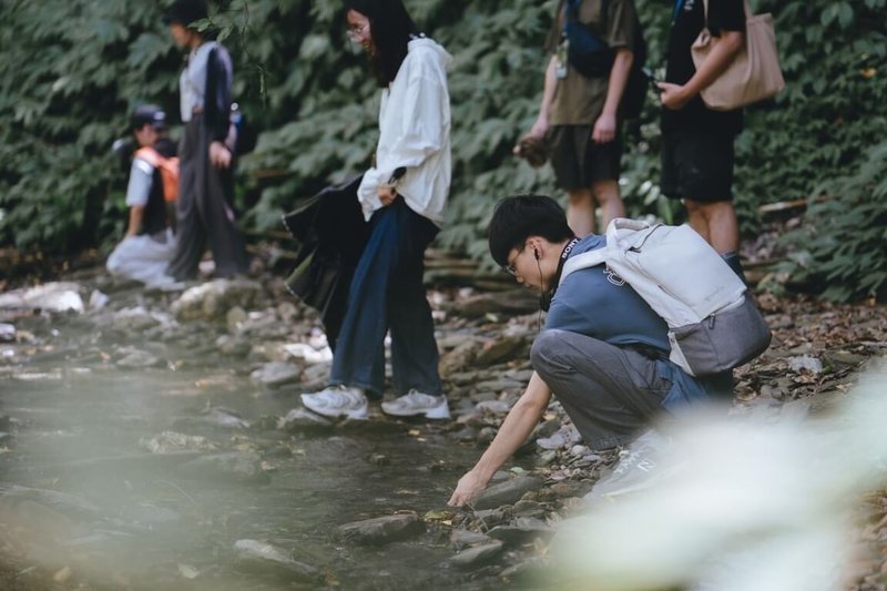 位於宜蘭縣蘇澳鎮的青聚點「美得冒泡」，帶領學員探索阿里史溪流域，共同採集自然物件，啟發青年對在地的關心。（青年署提供）中央社記者許秩維傳真　114年11月18日