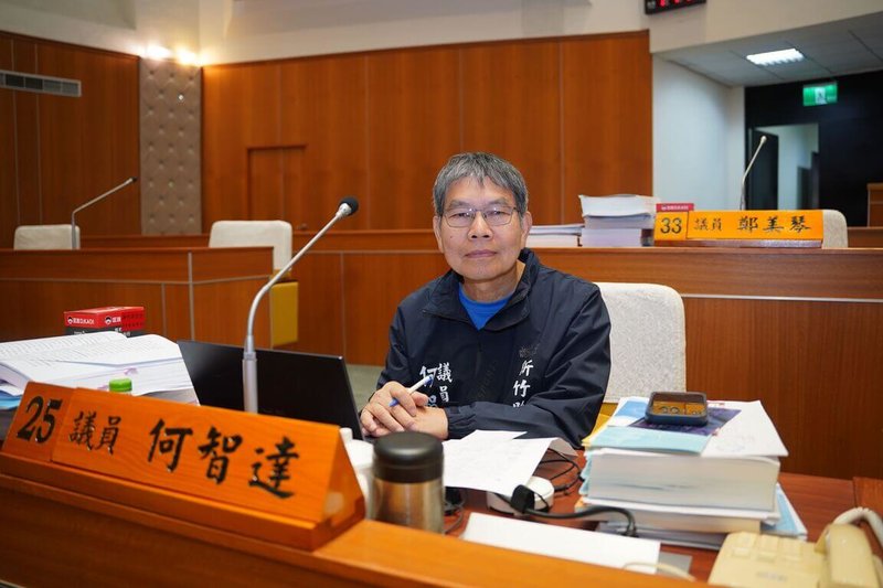 為降低廚餘處理負擔，無黨籍新竹縣議員何智達（圖）18日質詢時，建議縣府可於溪南、溪北各設立廚餘處理中心，以高溫蒸煮廚餘後再低價販售給養豬戶，以防堵廚餘成為防疫破口。（新竹縣政府提供）中央社記者郭宣彣傳真　114年11月18日