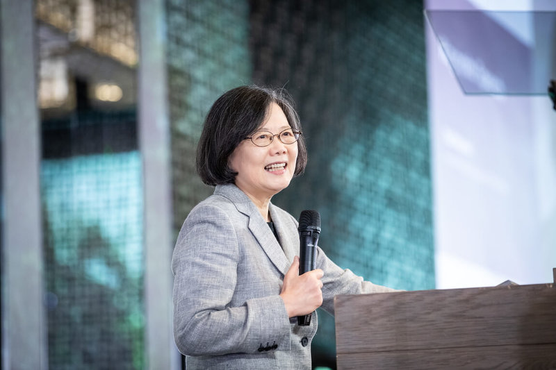 前總統蔡英文18日出席台灣美國商會2025年度會員大會，在致詞中談及當前全球局勢的複雜變化，以及台灣在其中展現的穩定性與關鍵角色。（台灣美國商會提供）中央社記者曾智怡傳真　114年11月18日