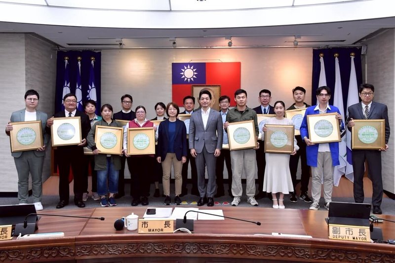 台北市長蔣萬安（前排右5）18日頒發穆斯林友善認證牌給新獲認證的15家旅宿業者。觀傳局說，持續與中國回教協會推動台北市穆斯林友善景點暨旅宿輔導計畫，已逾百家。（台北市觀傳局提供）中央社記者楊淑閔傳真　114年11月18日