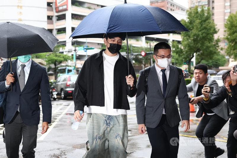 新北地方法院18日針對閃兵案再開庭，傳喚藝人王大陸（前中）出庭。中央社記者王騰毅攝  114年11月18日