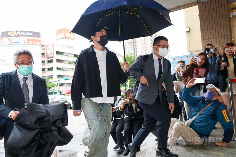 新北地方法院18日針對閃兵案再開庭，傳喚藝人王大陸（左2）出庭，他面對媒體提問未做回應。中央社記者王騰毅攝 114年11月18日