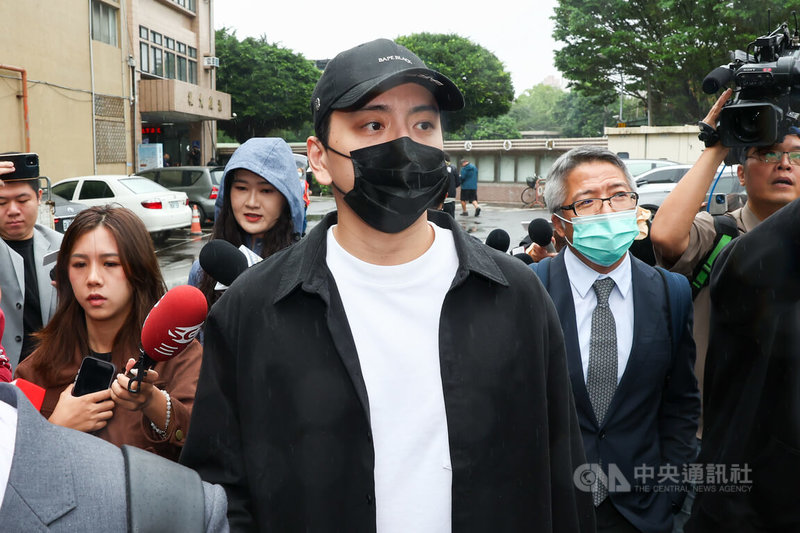 新北地方法院18日針對閃兵案再開庭，傳喚藝人王大陸（中）出庭，訊後他步行離開法院，面對提問未表示意見。中央社記者王騰毅攝  114年11月18日