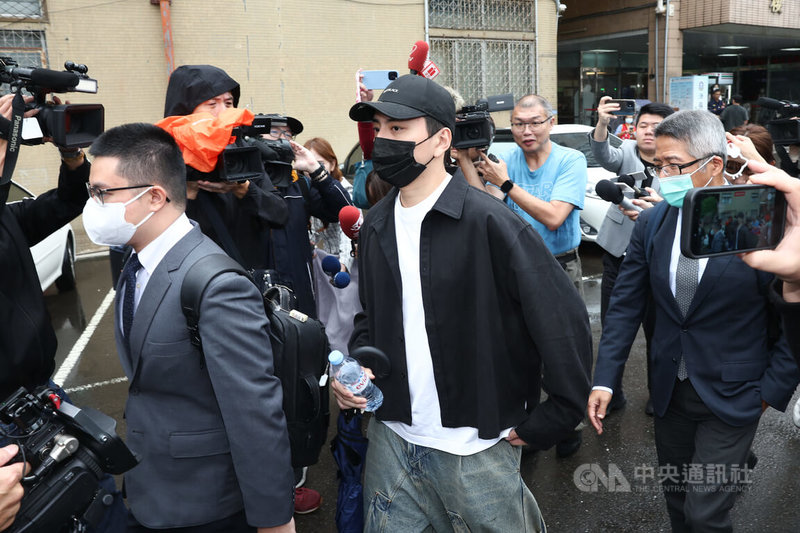 新北地方法院18日針對閃兵案再開庭，傳喚藝人王大陸（前中）出庭，訊後他在大批媒體包圍下離開法院。中央社記者王騰毅攝  114年11月18日