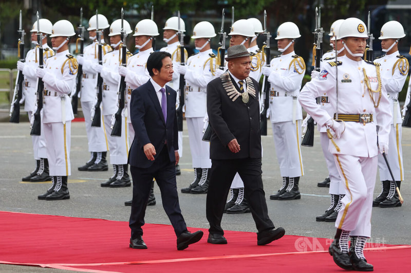 總統賴清德（前左1）18日上午在總統府府前廣場，主持軍禮歡迎吐瓦魯國總理戴斐立（前左2）伉儷。中央社記者吳家昇攝 114年11月18日