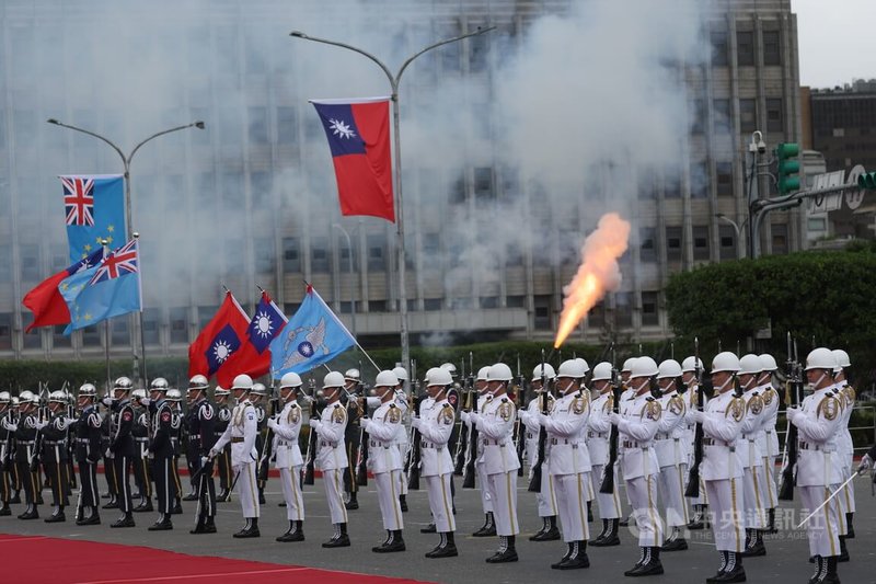 總統賴清德18日上午在總統府府前廣場，主持軍禮歡迎吐瓦魯國總理戴斐立伉儷。禮砲連鳴致上敬意。中央社記者吳家昇攝 114年11月18日