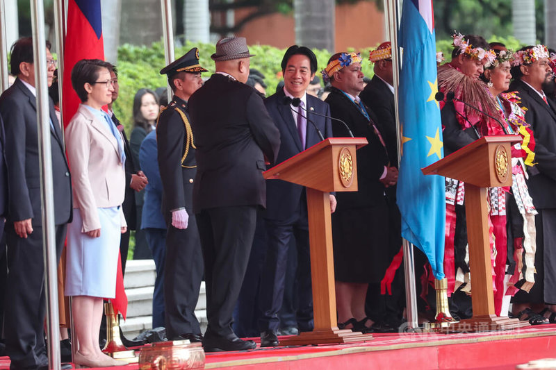 總統賴清德（前左4）18日上午在總統府府前廣場，主持軍禮歡迎吐瓦魯國總理戴斐立（前左3）伉儷。兩人握手致意。中央社記者吳家昇攝 114年11月18日