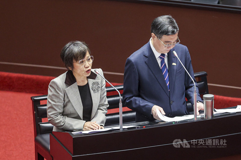 行政院長卓榮泰（右）18日上午赴立法院報告「中央政府花蓮馬太鞍溪堰塞湖災後重建特別預算案」編製經過，內政部長劉世芳（左）列席備詢。中央社記者鄭清元攝　114年11月18日