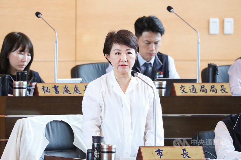 台中市政府6局長是代理，1官占2缺惹議。台中市長盧秀燕表示，文官當首長，公務員年資保留，導致損失，用代理方式不讓文官吃虧。中央社記者趙麗妍攝 114年11月18日