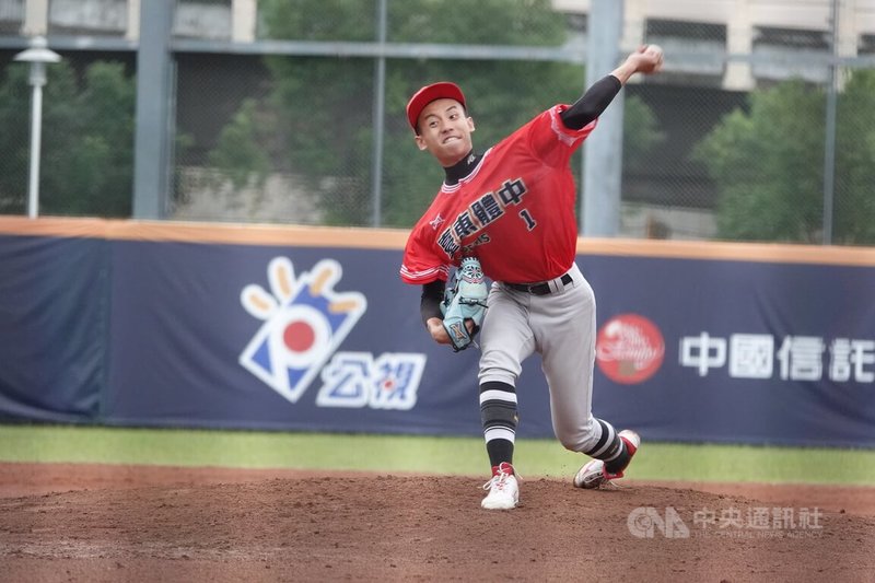 黑豹旗青棒賽台東體中18日與麥寮高中交手，東體靠著左投曾睿豪（圖）4.2局無責失分好投，率隊以7比5搶勝、晉級16強。中央社記者謝靜雯攝  114年11月18日