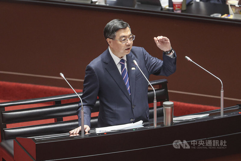 行政院長卓榮泰（圖）18日下午列席立法院會，答詢立委提及颱風鳳凰豪雨致宜蘭淹水受創相關議題。中央社記者鄭清元攝　114年11月18日