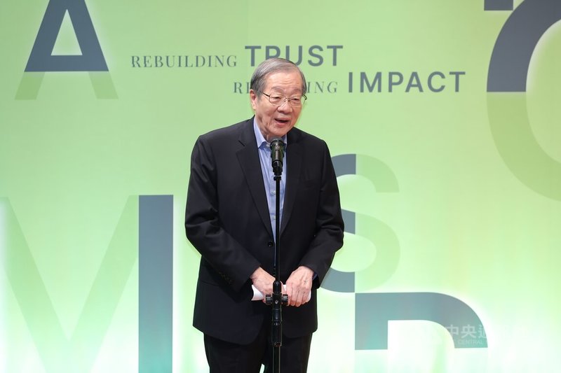 第24屆卓越新聞獎18日下午在誠品生活松菸店頒獎,社會公器獎評審召集人黃榮村(圖)致詞恭喜此次社會公器獎得獎者,同時也感謝入圍者,「你們都是社會上的好榜樣」。中央社記者翁睿坤攝 114年11月18日