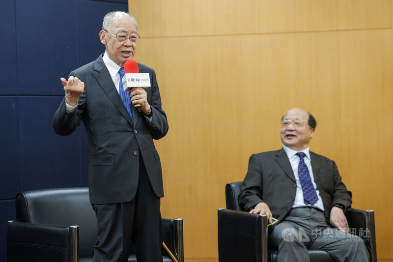 「巡使四方：外交與歷史的擺渡人－外交官沈呂巡」新書18日於台大校友會館舉行發表會，邀請前監察院長錢復（左）、前外交部長胡志強（右）出席與會，分享和已故前駐美大使沈呂巡的相處回憶。中央社記者裴禛攝 114年11月18日