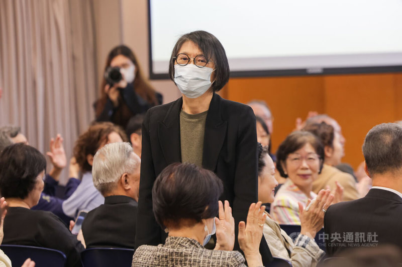 已故前駐美代表沈呂巡文集「巡使四方:外交與歷史的擺渡人」上市,新書發表會18日在台北舉行,沈呂巡的高中同班同學、為新書寫序的前總統馬英九不克到場,由妻子周美青(中)代表與會。中央社記者裴禛攝 114年11月18日