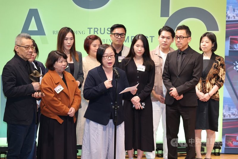 第24屆卓越新聞獎18日下午在台北頒獎,社會公器獎由「公共電視新聞部東南亞語新聞」獲得,製作人蘇玲瑤(前左3)率領團隊發表得獎感言。中央社記者翁睿坤攝 114年11月18日