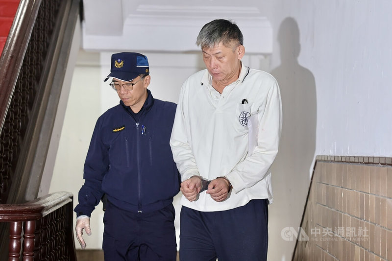 台灣高等檢察署依違反國家安全法等罪起訴香港籍中國男子丁小琥及6名現退役軍人，並移審台灣高等法院。圖為呂芳契（右）18日晚間由法警提解到庭。中央社記者王飛華攝　114年11月18日