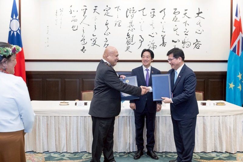 總統賴清德18日偕同副總統蕭美琴在總統府與吐瓦魯國總理戴斐立進行雙邊會晤，並見證外交部長林佳龍與戴斐立簽署「台吐團結共榮條約」。總統表示，未來這項條約將成為兩國合作重要根基。（總統府提供）中央社記者溫貴香傳真  114年11月18日
